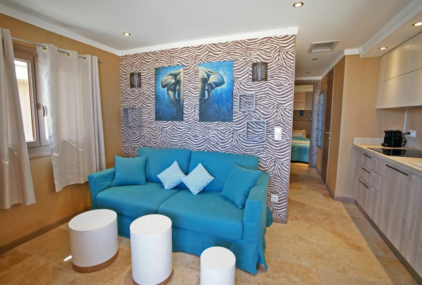 Living room with sofa bed - Tiki Hutte - Seaview - Premium 2 bedrooms