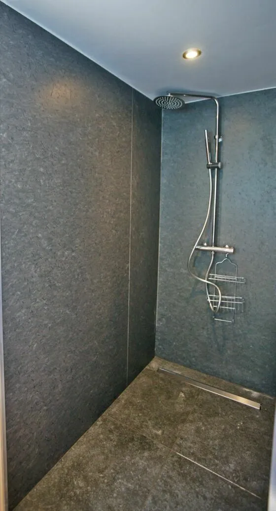 Italian shower - Tiki Hutte 2nd Beachrow 2 bedrooms