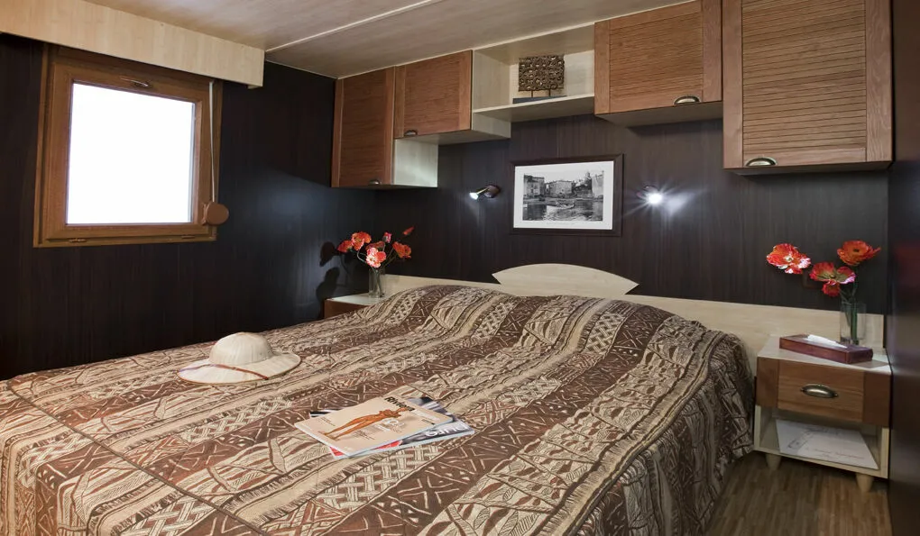 Master bedroom of our Garden Tiki Hutte Standard 1 bedroom