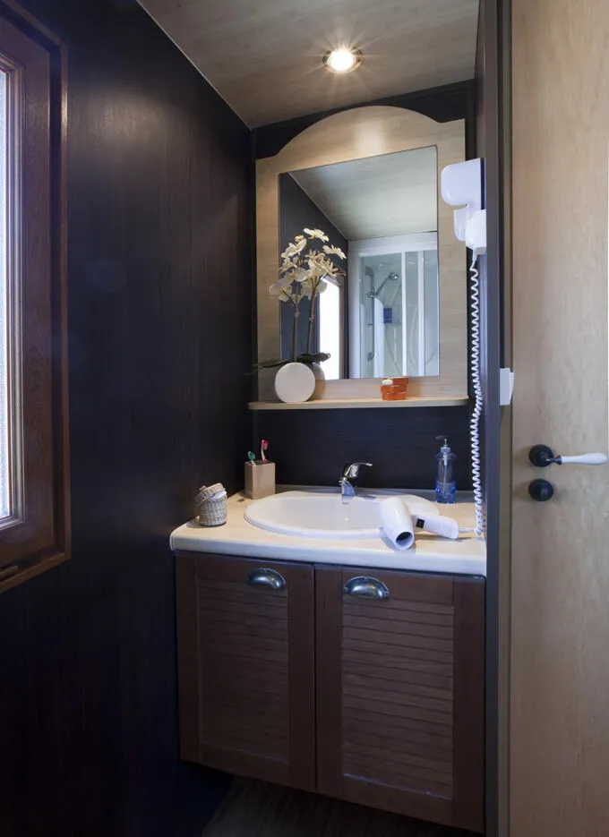 Bathroom of our Garden Tiki Hutte Standard 1 bedroom